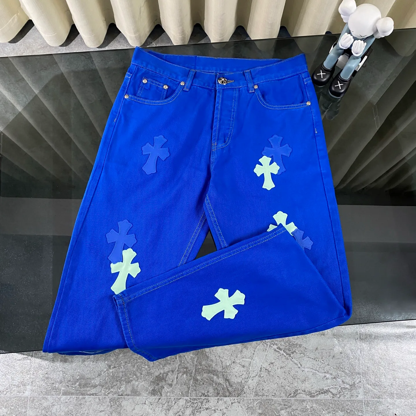 P250 CH Chromehearts 2025 New London Limited Double Blue Cross Patch Leather Jeans Jeans Top ceiling quality Styles with different washed textures are very friendly to people with thin legs and thick legs. The straight and loose version is very flattering to the leg shape. Moderate length that never goes out of style, easy to match with casually, basic styling for various styles, a must-have in the wardrobe! The fabric is stiff but also makes the upper body soft without losing texture. The washing process is even more perfect. It is a must-have item for everyone! ! ! Washed wheat, hang tag, pants label, three labels complete Color: blue Size: 28, 30, 32, 34